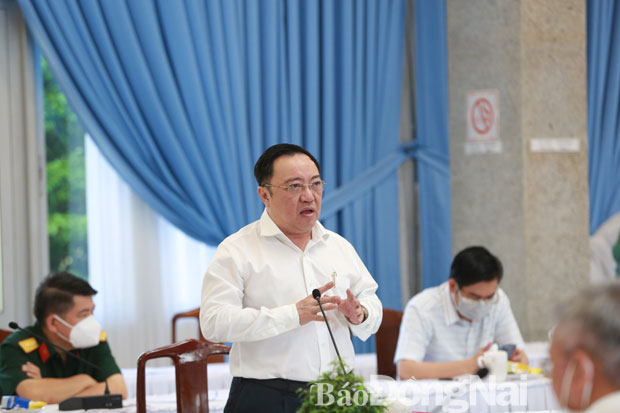 TS-BS Phan Huy Anh Vũ, Giám đốc Sở Y tế báo cáo tại cuộc họp. Ảnh: Huy Anh