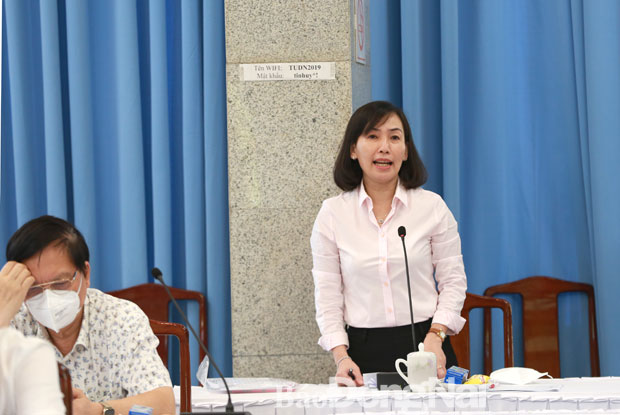 Giám đốc Sở GD-ĐT Trương Thị Kim Huệ báo cáo về tình hình thí điểm học sinh đi học trở lại. Ảnh: Huy Anh
