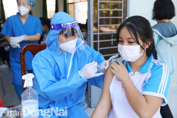 Học sinh Trường THCS Trần Hưng Đạo (TP.Biên Hòa) được tiêm vaccine. Ảnh: Huy Anh