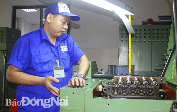 Công ty TNHH Công nghiệp Kiến Đạt (Khu công nghiệp Agtex- Long Bình, TP.Biên Hòa) cần nguồn lao động chất lượng cao để làm chủ máy móc, công nghệ sản xuất. Ảnh: Hương Giang
