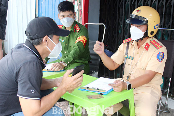 Một trường hợp vi phạm giao thông bị xử lý vi phạm tại một tuyến đường ở TP.Biên Hòa. Ảnh: V.NGUYÊN