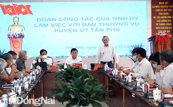 Bí thư Huyện ủy Tân Phú Nguyễn Trung Thành báo cáo một số tình hình trên địa bàn
