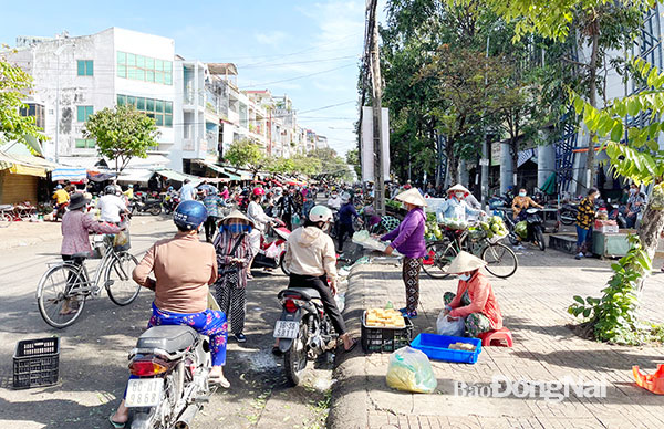 Chợ Biên Hòa vẫn chưa mở cửa hoạt động trở lại nhưng phía bên ngoài chợ, hàng rong mua bán khá nhộn nhịp. Ảnh: Kim Liễu