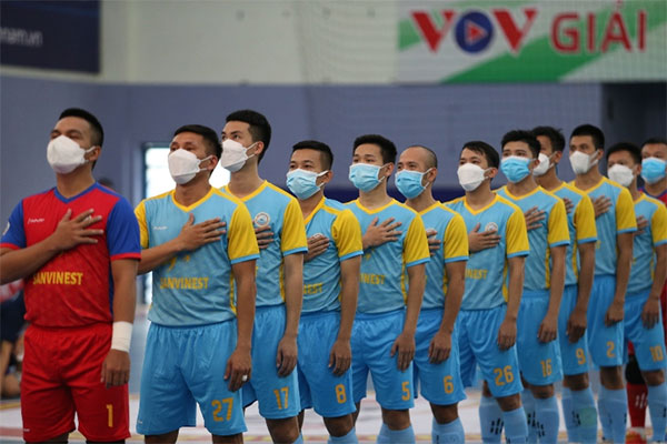 Toàn bộ các cầu thủ của Khánh Hòa… đeo khẩu trang trong trận đấu với Sahako