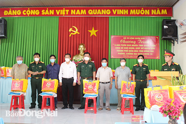 Lãnh đạo Quân khu 7, tỉnh Đồng Nai, TP.Biên Hòa tặng quà cho người dân khó khăn tại P.Trảng Dài