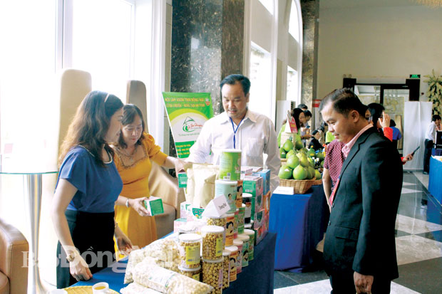 HTX Trường Phát, đơn vị khởi nghiệp tiêu biểu của Đồng Nai, giới thiệu các sản phẩm chế biến từ sen tại một sự kiện do Hội Doanh nhân trẻ tỉnh phối hợp với Tỉnh đoàn và Hội LHTN tỉnh tổ chức ngày 9-4-2021. Ảnh: Vương Thế