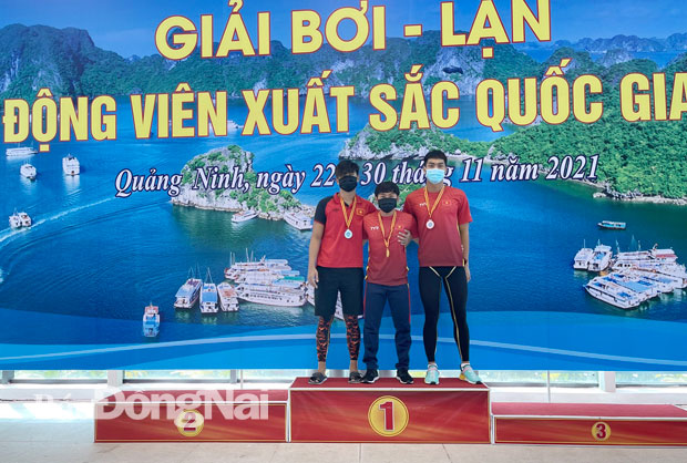 Hai VĐV Nguyễn Ngọc Huynh và Đặng Vũ Nhật Nam lần lượt đoạn HCV, HCB nội dung 100m nam chân vịt đôi