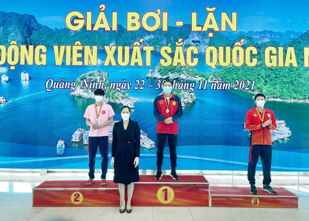 VĐV Võ Minh Hiếu (Đồng Nai) nhận HCB 400m hỗn hợp môn bơi