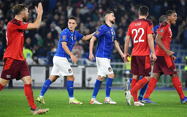 Italy (áo xanh) phải đá play-off vòng loại World Cup 2022 dù là nhà vô địch Euro 2020