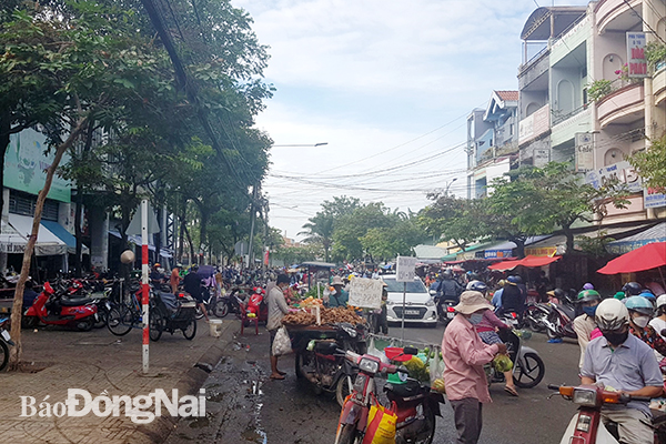 Hoạt động buôn bán, hàng rong tự phát bên hông chợ Biên Hòa vẫn diễn ra khá tấp nập.