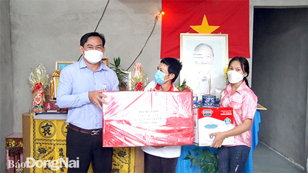 Đại diện H.Xuân Lộc tặng quà cho gia đình bà Trịnh Bé Ba trong lễ bàn giao nhà