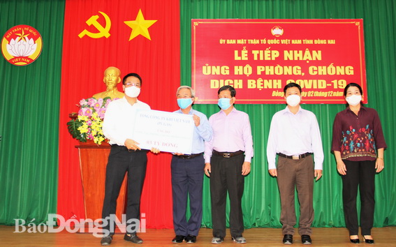 : Chủ tịch Ủy ban MTTQ Việt Nam tỉnh Cao Văn Quang tiếp nhận biểu trưng của các đơn vị ủng hộ phòng chống dịch bệnh. (ảnh: Sông Thao)