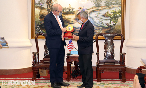 Chủ tịch UBND tỉnh Cao Tiến Dũng tặng quà lưu niệm cho ông Robert Greenan, Quyền Tổng Lãnh sự Hoa Kỳ tại TP.HCM