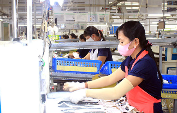 Thanh niên công nhân Công ty TNHH Changshin Việt Nam trong giờ làm việc. Ảnh: Nga Sơn