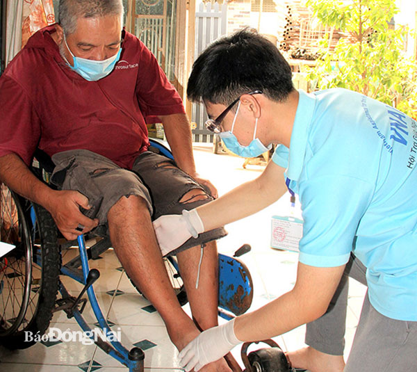 Người khuyết tật tại TP.Biên Hòa được thăm khám và hướng dẫn các bài tập vật lý trị liệu tại nhà