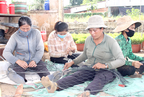 Công nhân làm vành đan hoa tại Cơ sở Mai Tâm, xã Quang Trung (H.Thống Nhất)