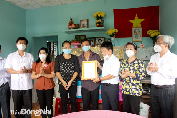 Lãnh đạo Ủy ban MTTQ Việt Nam tỉnh và H.Thống Nhất trao tặng nhà tình thương cho hộ khó khăn về nhà ở tại xã Xuân Thiện