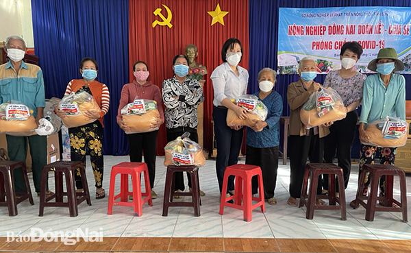 Đại diện Sở NN-PTNT trao quà cho các hộ dân khó khăn trên địa bàn phường Long Bình Tân (TP.Biên Hòa). Ảnh: N.N