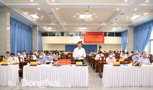 Ủy viên trung ương Đảng, Bí thư Tỉnh ủy Nguyễn Hồng Lĩnh trình bày tham luận tại điiểm cầu Đồng Nai. Ảnh: Huy Anh