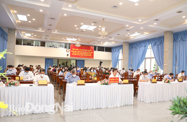 Lãnh đạo tỉnh, các đại biểu tham dự hội nghị tại điểm cầu tỉnh Đồng Nai. Ảnh: Huy Anh