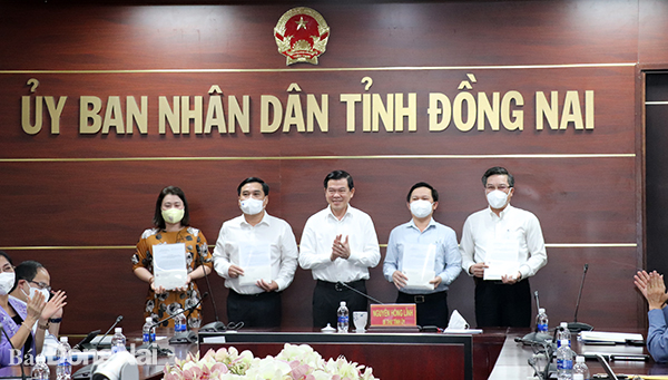 Bí thư tỉnh ủy Nguyễn Hồng Lĩnh, Trưởng ban chỉ đạo phòng, chống dịch Covid-19 của tỉnh trao quyết định khen thưởng cho các tập thể có thành tích xuất sắc trong ứng dụng CNTT trong phòng, chống dịch