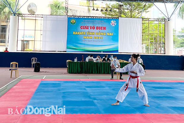 VĐV thi đấu nội dung kata cá nhân nữ ở giải vô địch karatedo tỉnh