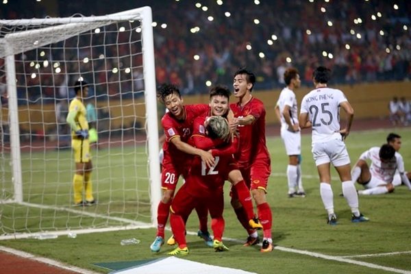 Tại AFF Cup 2018, đội tuyển Việt Nam thắng Campuchia 3-0 với các pha lập công của Tiến Linh, Quang Hải, Văn Đức. Hy vọng lần này Tiến Linh cũng sẽ “thông nòng”