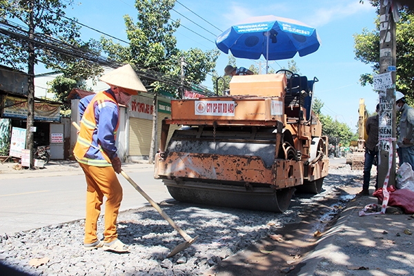 Sau khi đặt cống thoát nước trên đường Trần Quốc Toản, các công nhân dùng xe lu rà lại mặt đường