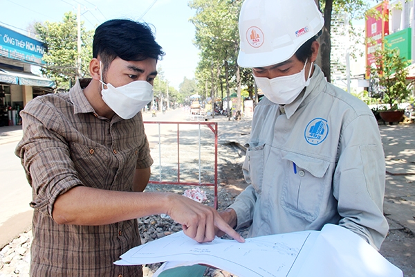 Cán bộ giám sát cũng thường trực có mặt tại công trường thi công trên đường Trần Quốc Toản để theo  dõi tiến độ thi công