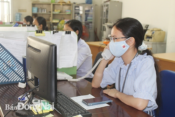 Cán bộ, nhân viên Trung tâm Dịch vụ việc làm Đồng Nai kết nối việc làm người lao động và doanh nghiệp