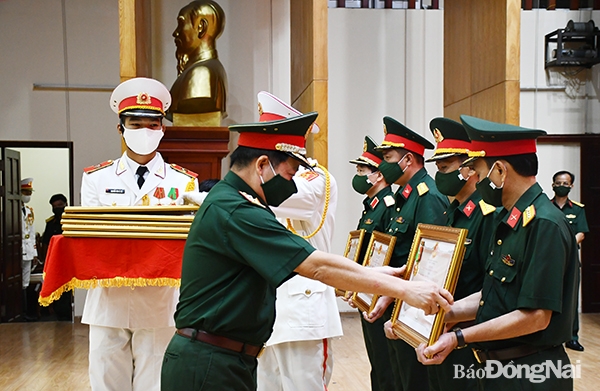 Trung tướng Trần Hoài Trung, Bí thư Đảng ủy Quân khu 7 thừa ủy quyền của Chủ tịch nước trao tặng Huân chương Bảo vệ Tổ quốc hạng 3 cho Bộ CHQS tỉnh. Ảnh: Trần Rô - Báo QK7