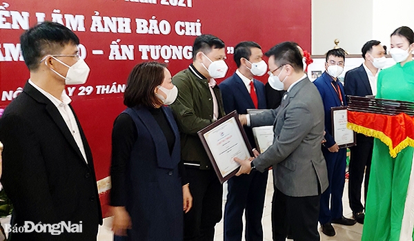 Trao giải cho các đơn vị báo chí, truyền hình