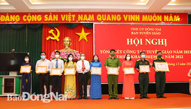 Phó trưởng ban Tuyên giáo Tỉnh ủy Phạm Tấn Linh trao giải cho các thí sinh đoạt giải hội thi báo cáo viên, tuyên truyền viên giỏi năm 2021