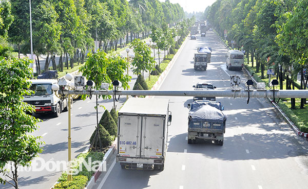 Đồng Nai đang đẩy mạnh lắp đặt camera giám sát giao thông trên các tuyến đường nhằm giúp các lực lượng chức năng kịp thời xử lý vi phạm và hỗ trợ tích cực trong giải tỏa, phân luồng giao thông. Ảnh: THANH HẢI