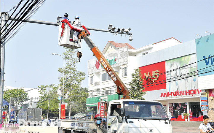 Hệ thống các camera giám sát giao thông trên đường Võ Thị Sáu (đoạn qua P.Quyết Thắng, TP.Biên Hòa). Ảnh: Thanh Hải