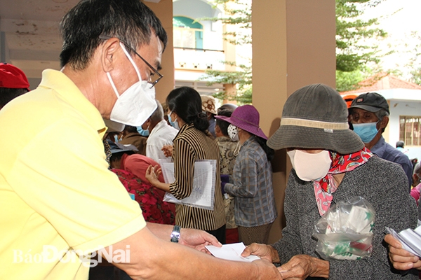 Người dân H.Cẩm Mỹ nhận quà tết do Hội Chữ thập đỏ tỉnh, Quỹ Thiện Tâm (Tập đoàn VinGroup) trao tặng. (ảnh: Võ Tuyên)