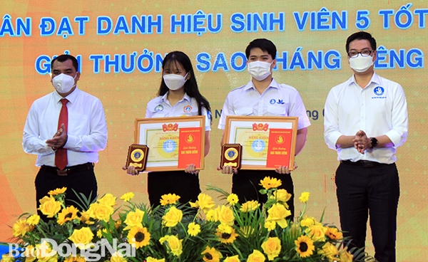 Đồng chí Nguyễn Cao Cường (bìa trái), Phó trưởng ban thường trực Ban Tuyên giáo Tỉnh ủy và Phó bí thư Tỉnh đoàn, Chủ tịch Hội Sinh viên tỉnh Võ Văn Trung (bìa phải) trao bằng khen, chứng nhận và biểu trưng cho 2 cá nhân đạt giải thưởng Sao Tháng giêng