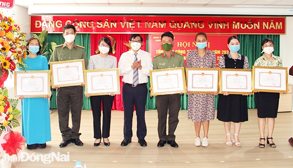 Phó chủ tịch UBND tỉnh Nguyễn Sơn Hùng trao bằng khen của UBND tỉnh cho tập thể, cá nhân có đóng góp tích cực trong công tác dân tộc