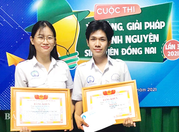 Sinh viên Nguyễn Thị Ngọc Hiền (trái) tham gia và đoạt giải ba tại cuộc thi Tìm kiếm ý tưởng, giải pháp tình nguyện do Hội Sinh viên tỉnh tổ chức. Ảnh: Nhân vật cung cấp