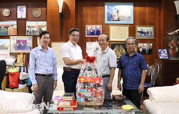 Đồng chí Dương Minh Dũng và đoàn thăm, tặng quà Đại tá AHLLVTND Nguyễn Thành Trung