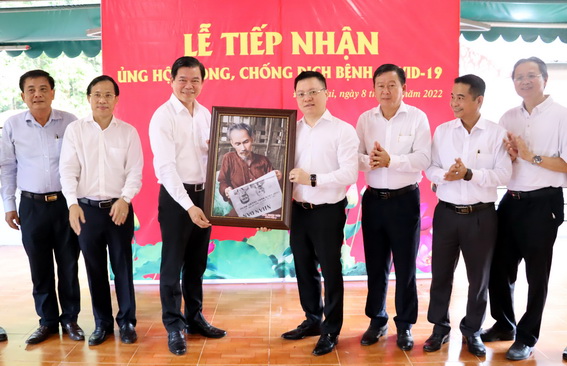Đồng chí Lê Quốc Minh trao tặng bức tranh chân dung Bác Hồ đọc Báo Nhân Dân cho lãnh đạo tỉnh Đồng Nai