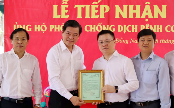 Đồng chí Nguyễn Hồng Lĩnh trao Thư cảm ơn Báo Nhân Dân