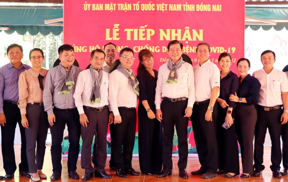 Đồng chí Lê Quốc Minh và đồng Nguyễn Hồng Lĩnh cùng các đại biểu chụp hình lưu niệm