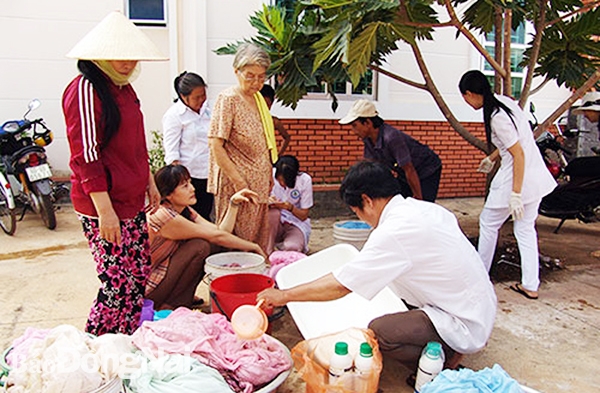 Nhân viên y tế tẩm mùng bằng hóa chất phòng muỗi cho người dân xã Nam Cát Tiên, H.Tân Phú. (ảnh: Thanh Tú)