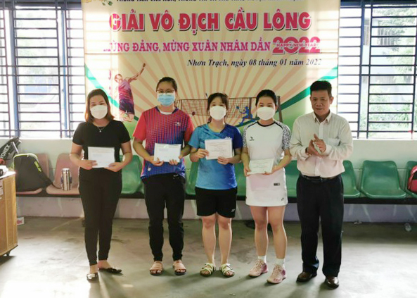 Ban tổ chức trao giải cho các VĐV giành thứ hạng cao tại giải vô địch cầu lông huyện Nhơn Trạch 