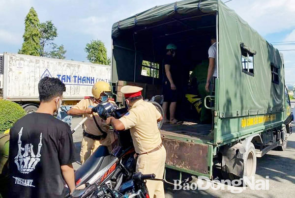 Công an TP.Biên Hòa tổ chức vây bắt, tịch thu phương tiện của một vụ đua xe trái phép trên đường Điểu Xiển (đoạn qua TP.Biên Hòa)