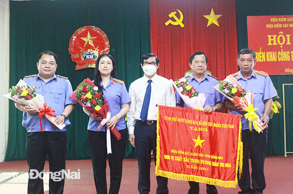 Phó chủ tịch UBND tỉnh Nguyễn Sơn Hùng thay mặt Chính phủ tặng cờ thi đua cho tập thể Viện KSND tỉnh