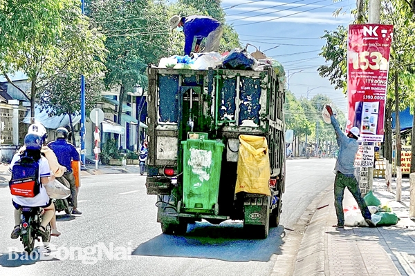 Chậm nhất là ngày 31-12-2024 sẽ áp dụng giá dịch vụ thu gom, vận chuyển và xử lý chất thải rắn sinh hoạt từ hộ gia đình, cá nhân dựa trên khối lượng hoặc thể tích chất thải đã được phân loại. Trong ảnh: Một xe thu gom rác sinh hoạt tại P.Hiệp Hòa (TP.Biên Hòa). Ảnh: M.Thành