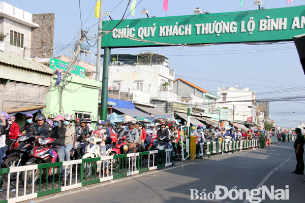 Tình trạng ùn tắc giao thông, nhất là vào các dịp lễ, Tết thường xuyên xảy ra ở hai đường dẫn vào phà Cát Lái. Ảnh: Q.Nhi