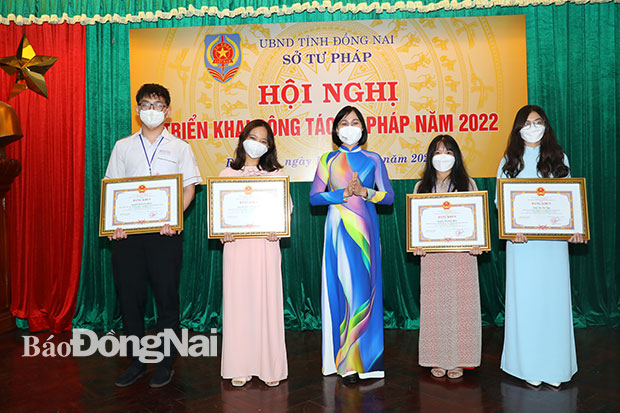 Phó chủ tịch UBND tỉnh Nguyễn Thị Hoàng trao bằng khen của UBND tỉnh cho các thí sinh đoạt giải cao tại hội thi Thiết kế áp phích tuyên truyền, phổ biến pháp luật năm 2021. Ảnh: Huy Anh
